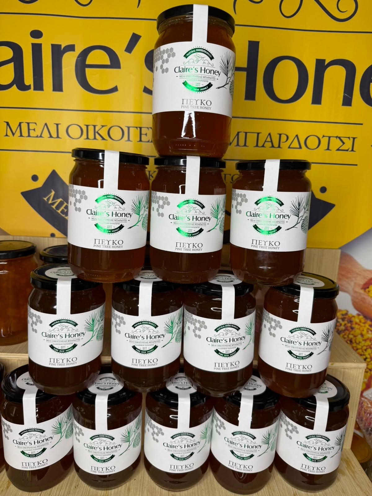 Kavanoza me mjaltë pishe të stivosur