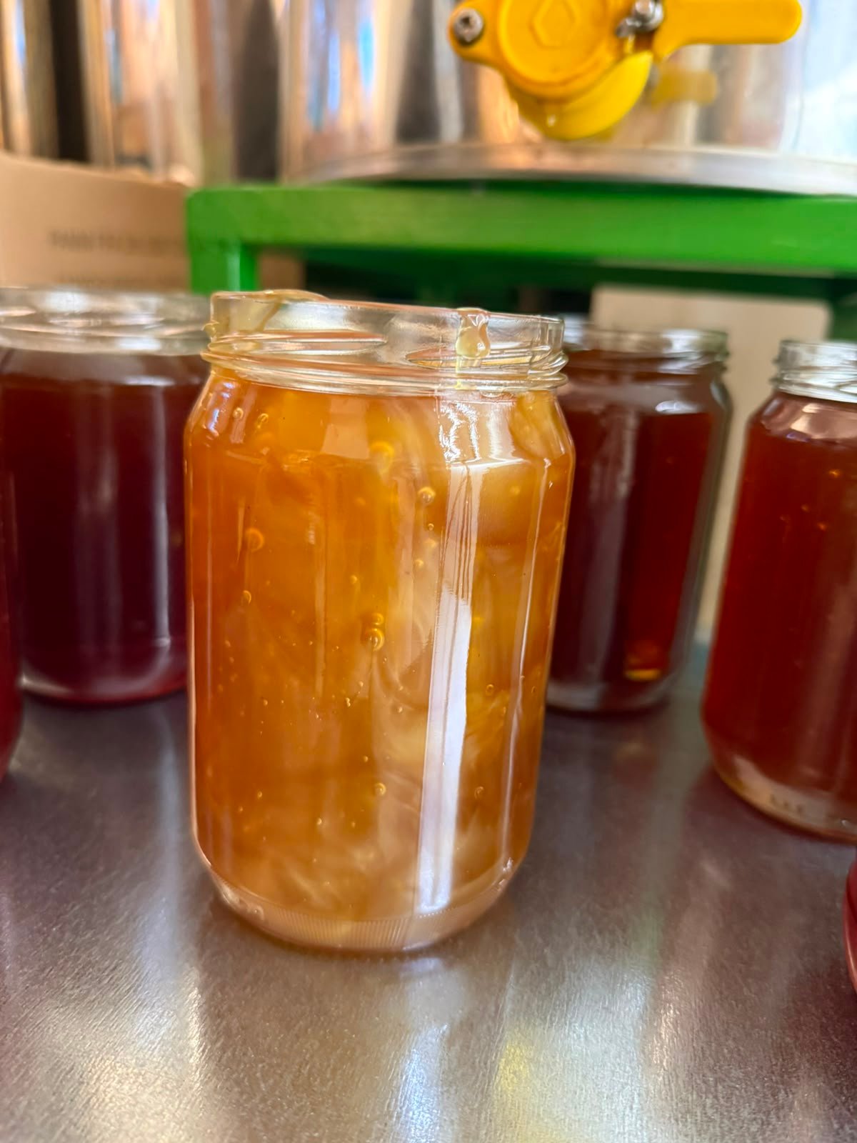 Kavanoza mjalti pranë nxjerrësit gjatë vjeljes